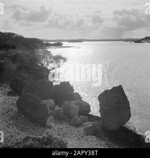 Viaggio in Suriname e le Antille Olandesi Tramonto sulla Costa Nord di Curaçao Data: 1947 luogo: Curaçao Parole Chiave: Coste, rocce, tramonto Foto Stock