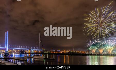 Fuochi d'artificio nei Docklands sobborgo di Melbourne, Australia Foto Stock