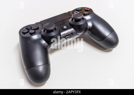 Controller di gioco per PlayStation 4 su un tavolo bianco Foto Stock