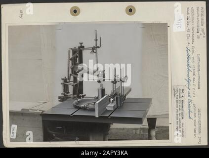 Sicurezza svizzera della fresatrice sicurezza svizzera della fresatrice; montanti per finestre; il doppio pezzo di pressione preme il pezzo sul tavolo, lo schermo preme contro la guida Data: Parole Chiave dense: Sicurezza, fresatrici, macchine per la lavorazione del legno, industria del legno Foto Stock