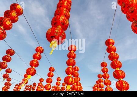 Lanterne rosse per la celebrazione del Capodanno cinese lunare a Vihara Satya Dharma, tempio buddista cinese a Benoa, Bali, Indonesia. Foto Stock