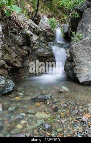 fotografia a lunga esposizione di piccole cascate naturali sul percorso del fiume golab darreh, a nord di teheran, iran Foto Stock