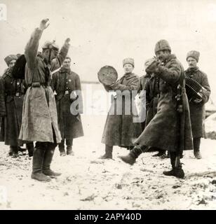 Prima guerra mondiale, esercito russo. I russi insegnano la danza steppa ai prigionieri di guerra tedeschi. Fronte Orientale, Russia, 1915. Foto Stock