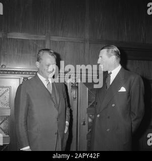 Dr. Vredenburg Visiting Willy Brandt, Sindaco Di Berlino Ovest Data: 19 Agosto 1961 Località: Berlino, Germania Parole Chiave: Visite, Sindaci Nome Personale: Brandt, Willy Institution Nome: Music Center Vredenburg Foto Stock