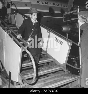 Il Principe Abdullah Ben Mohammed Al Saued All'Aeroporto Di Schiphol. Uno dei suoi figli, probabilmente principe Turki Data: 9 novembre 1961 luogo: Noord-Holland, Schiphol Parole Chiave: Arrivi, principi Nome personale: Faisal bin Abdullah bin Mohammed al Saud Foto Stock