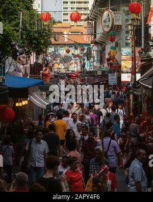 Singapore, Singapore - Gennaio il 18th , 2020: Incoronato di gente nello shopping di Chinatown per il Capodanno Cinese 2020, l'anno del Rat. Foto Stock