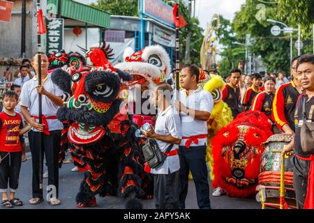 La comunità cinese-indonesiana celebra il nuovo anno lunare con la danza del Leone. Vihara Dharmayana, Tempio Buddista Cinese A Kuta, Bali, Indonesia. Foto Stock