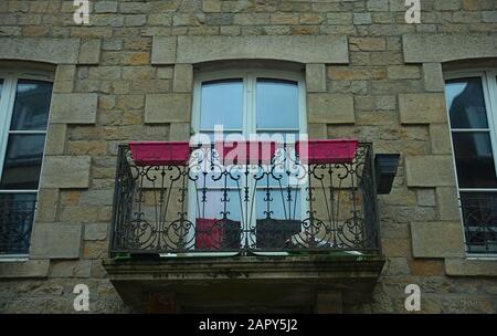 Piccola terrazza con la porta del balcone sulla vecchia casa di pietra Foto Stock