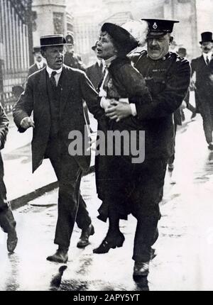 Suffragio femminile. Arresto della suffragetta Emmeline Pankhurst portato via da un poliziotto dalla recinzione di Buckingham Palace durante una manifestazione per l'emancipazione femminile. Londra, Inghilterra, [1907-1914]. Suffragette (movimento per i diritti delle donne) Emmeline Pankhurst viene arrestato dopo aver protestato nei pressi di Buckingham Palace. Londra, Inghilterra, [1907-1914]. Foto Stock