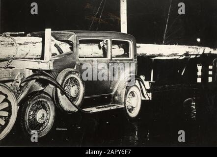 Incidente stradale nei pressi di Buffalo, New York state, Stati Uniti, 1929... la vettura stava guidando a piena velocità sul retro di un camion che trasportava un carico di tronchi annoiati attraverso la finestra. Foto Stock