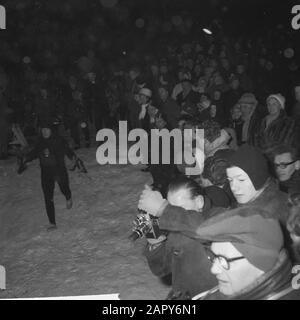 Elfstedentocht 1963.Dopo l'inizio, gara al ghiaccio Data: 18 gennaio 1963 Località: Friesland, Leeuwarden Parole Chiave: Pattinaggio, sport Nome dell'istituto: Elfstedentocht Foto Stock