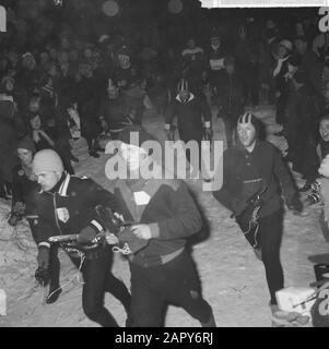 Elfstedentocht 1963 gara al ghiaccio dopo l'inizio a Leeuwarden Data: 18 gennaio 1963 Località: Friesland, Leeuwarden Parole Chiave: Pattinaggio, sport Nome dell'istituto: Elfstedentocht : Nijs, Jac. De/Aneffo Foto Stock