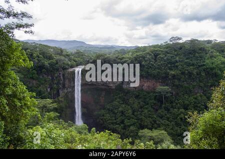 Cascata Chamarel o cascata Chamarel nel Parco Nazionale delle Gole del Fiume Nero a Mauritius che si tuffa 80-100 metri attraverso la foresta e le scogliere Foto Stock
