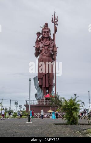 Imponente statua di Shiva presso il sacro sito indù di Grand Bassin chiamato anche Ganga Talao nel Parco Nazionale del Fiume Nero a Mauritius Foto Stock