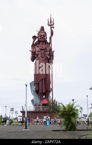 Imponente statua di Shiva presso il sacro sito indù di Grand Bassin chiamato anche Ganga Talao nel Parco Nazionale del Fiume Nero a Mauritius Foto Stock