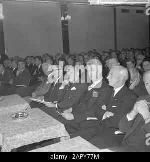 Incontro Giubilare Il Mulino Olandese 40 Anni. Tavolo da tavola. Prima fila di MR. Dailly, Ton Koot, MR. Claassens Data: 3 marzo 1963 Parole Chiave: Anniversari, riunioni Nome personale: Ailly, Arnold Jan d', Koot, Ton Foto Stock