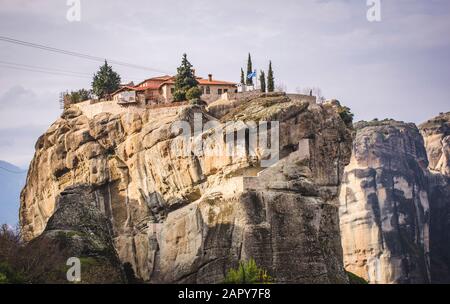 Vista delle incredibili rocce di Meteora e dei monasteri in cima a loro.UNA destinazione popolare e magica. Foto Stock