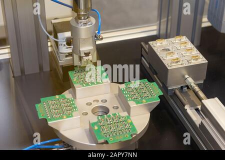 Produzione robotica di componenti elettronici. Industria Foto Stock