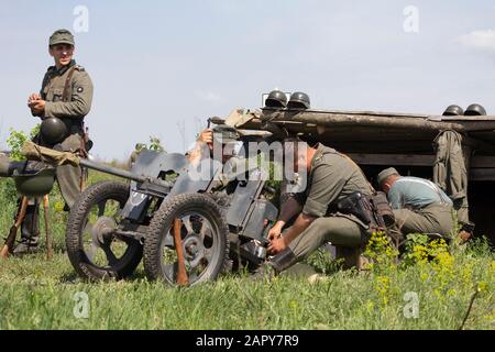 Kiev, Ucraina - 09 maggio 2018: Uomini nei panni dei soldati tedeschi alla ricostruzione storica in occasione dell'anniversario della vittoria nella seconda guerra mondiale Foto Stock