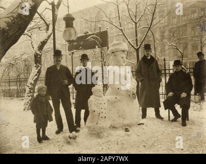 Pupazzo di neve, opere d'arte di neve. Un tentativo riuscito di visualizzare temporaneamente la regina Wilhelmina e la principessa Juliana, Paesi Bassi 21 gennaio 1913... Foto Stock