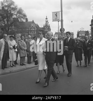 Il funerale rimane Hans Map dalla Stadsschouwburg. Wife Caroline Map And Cousin Johan Map Data: 24 June 1963 Località: Amsterdam Parole Chiave: Funerali, Funerali Nome Personale: Mappa, Caroline, Mappa, Hans, Mappa, Johan Foto Stock