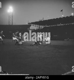 Paesi Bassi contro Brasile 1-0. P. Graafland in duello con Pele v.l.n.r. Groot, Klaassens, Markos, Nij en Haak Data: 2 maggio 1963 Parole Chiave: Duels, sport, football Nome Della Persona: Graafland, P., Groot, Hook, Klaassens Foto Stock