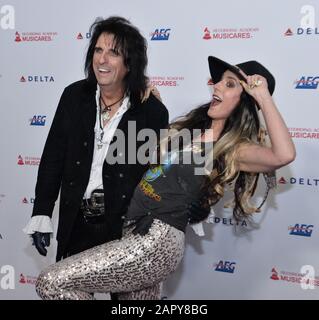 Los Angeles, Stati Uniti. 25th Gen 2020. Alice Cooper e sua figlia Calico Cooper arrivano per il gala di MusiCares Che celebra l'Aerosmith al Los Angeles Convention Center di Los Angeles venerdì 24 gennaio 2020. Foto di Jim Ruymen/UPI Credit: UPI/Alamy Live News Foto Stock