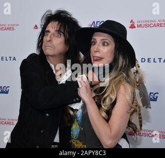 Los Angeles, Stati Uniti. 25th Gen 2020. Alice Cooper e sua figlia Calico Cooper arrivano per il gala di MusiCares Che celebra l'Aerosmith al Los Angeles Convention Center di Los Angeles venerdì 24 gennaio 2020. Foto di Jim Ruymen/UPI Credit: UPI/Alamy Live News Foto Stock