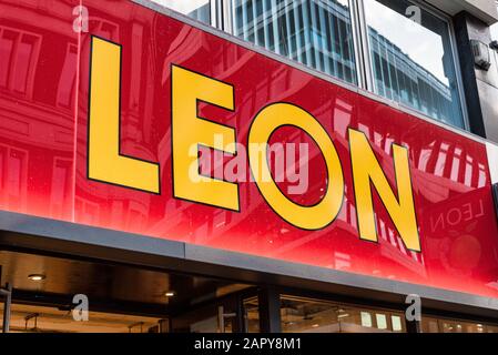 Londra, Regno Unito - 17 gennaio 2020: Il segnale frontale per il ristorante fast food Leon a Londra Foto Stock