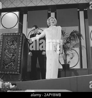 Marlene Dietrich con la sua Edison al Grand Gala du Disque Popolare in Kurhaus a Scheveningen. Data: 13 Ottobre 1963 Località: L'Aia, Kurhaus, Scheveningen, Zuid-Holland Nome Personale: Dietrich, Marlene Foto Stock