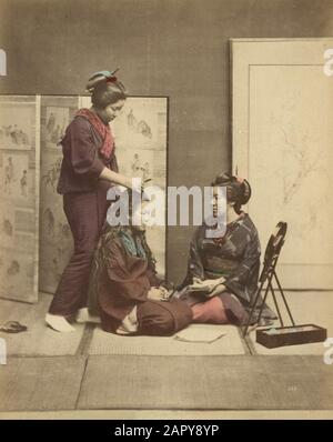 Bellezza cura in Giappone. I capelli (acconciatura) di una donna seduta su un tappeto è presa cura di una donna in piedi. Una terza donna, seduta accanto a uno specchio, sta guardando. Sullo sfondo, una schermata della sala incollata con stampe in giapponese. Albumina colorata a mano. Giappone, luogo sconosciuto, intorno al 1870-1890 [Foto di una serie di 42 stampe nella collezione di Savings City Photo di Felice Beato, Kusakabe Kimbei o Baron Raimmund von Stillfried]. Foto Stock