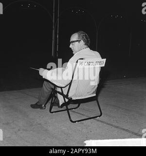 Mass-performance Garden of Europa di Carel Briels [nel Goffertstadion di Nijmegen, t.g.v. 150 anni di esistenza del Regno dei Paesi Bassi], Carel Briels in director chair Data: 27 agosto 1963 luogo: Nijmegen Parole Chiave: Eventi, commemorazioni, registi, spettacoli Nome personale: Briels Carel Foto Stock