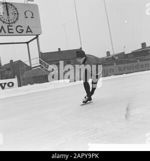 Formazione olandese Kernploeg sulla pista di pattinaggio Deventer. Joop van den Burg Data: 12 dicembre 1963 luogo: Deventer Parole Chiave: SCHEATSEN, sport Foto Stock