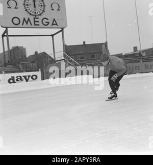 Formazione olandese Kernploeg sulla pista di pattinaggio Deventer. Klaas Renes Data: 12 Dicembre 1963 Località: Deventer Parole Chiave: Scheatsen, Sport Foto Stock