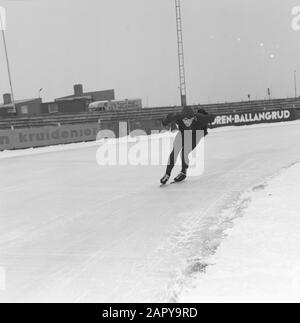 Formazione olandese Kernploeg sulla pista di pattinaggio Deventer. Piet Kieviet Data: 12 Dicembre 1963 Località: Deventer Parole Chiave: Scheatsen, Sport Foto Stock