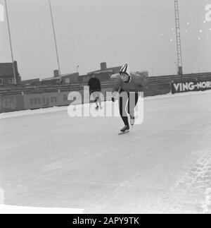 Formazione olandese Kernploeg sulla pista di pattinaggio Deventer. Carry Geijssen Data: 12 Dicembre 1963 Località: Deventer Parole Chiave: Scheatsen, Sport Nome Utente: Carry Geijssen Foto Stock