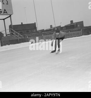 Formazione olandese Kernploeg sulla pista di pattinaggio Deventer. AB van Manen Data: 12 Dicembre 1963 luogo: Deventer Parole Chiave: SCHEATSEN, sport Foto Stock