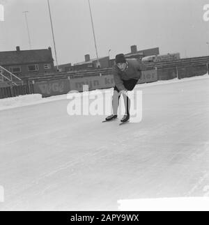 Formazione olandese Kernploeg sulla pista di pattinaggio Deventer. Ard Schenk Data: 12 Dicembre 1963 Località: Deventer Parole Chiave: Scheatsen, Nome Della Persona Sportiva: Schenk, Ard Foto Stock