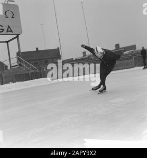 Formazione olandese Kernploeg sulla pista di pattinaggio Deventer. Piet Mudder Data: 12 Dicembre 1963 Località: Deventer Parole Chiave: Scheatsen, Sport Foto Stock