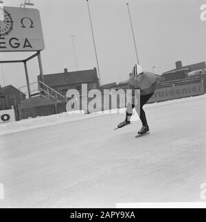 Formazione olandese Kernploeg sulla pista di pattinaggio Deventer. Rudi Liebrechts Data: 12 Dicembre 1963 Località: Deventer Parole Chiave: Scheatsen, Nome Della Persona Sportiva: Liebrechts, Rudi Foto Stock