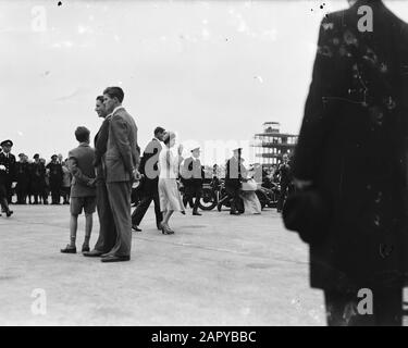 Abdicazione Regina Wilhelmina/Inaugurazione Della Regina Juliana Inaugurazione Regina Juliana. Preparazioni. Arrivo ospiti stranieri regali. La principessa Margaret Rose, seconda figlia di Re Giorgio VI, arriva a Schiphol, per assistere alle cerimonie di inaugurazione. Data: 5 settembre 1948 luogo: Noord-Holland, Schiphol Parole Chiave: Inaugurazioni, casa reale, aeroporti, case reali Nome personale: Margaret, principessa di Gran Bretagna Foto Stock