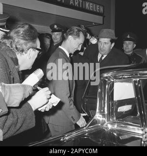 Don Carlos e Prins Xavier ritornarono a Parigi da Schiphol, Don Carlos Data: 7 aprile 1964 Località: Noord-Holland, Schiphol Nome personale: Don Carlos, Xavier, Principe di Spagna Foto Stock