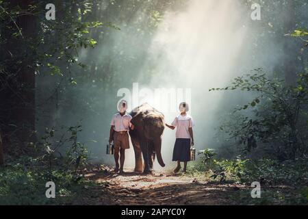 Studente poco asian un ragazzo e una ragazza, campagna in Thailandia Foto Stock