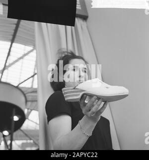 Fiera internazionale di scarpe a Jaarbeurs a Utrecht Data: 13 aprile 1964 Località: Utrecht Parole Chiave: Scarpe Foto Stock