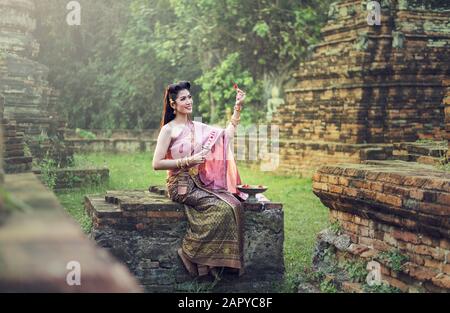 Bella ragazza Thai in abito tradizionale costume Foto Stock