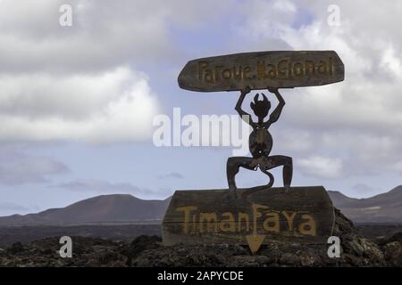 Timanfaya, SPAGNA - 01 apr 2019: Parque nacional de Timanfaya - scultura simbolica del diavolo disegnata da Cesar Manrique, emblema di Timanfaya, Lanza Foto Stock