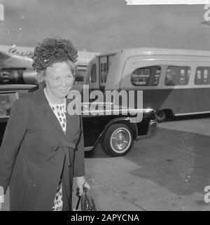 La principessa Beatrix van Schiphol lasciò l'Inghilterra per partecipare ad Ascot Data: 15 giugno 1964 Località: Noord-Holland, Schiphol Parole Chiave: Principesse Nome personale: Beatrix, princess Foto Stock