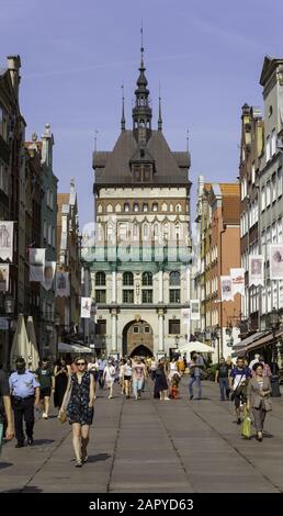 Gdansk, POLONIA - 06 agosto 2019: Ammira la storica Long Street chiamata Dluga nella città di Danzica, il Golden Gate e l'antica torre della prigione ora Amber Mus Foto Stock