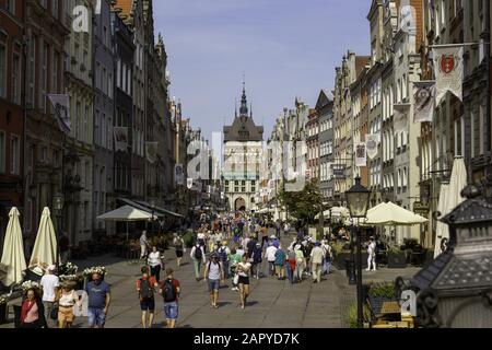 Gdansk, POLONIA - 06 agosto 2019: Ammira la storica Long Street chiamata Dluga nella città di Danzica, il Golden Gate e l'antica torre della prigione ora Amber Mus Foto Stock