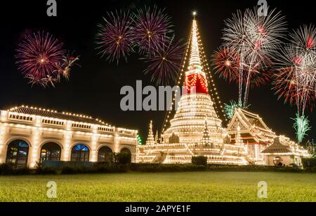 Lo stupa a Phra Samut Chedi a Samut Prakan, Thailandia, decorate durante un festival tempio. Foto Stock